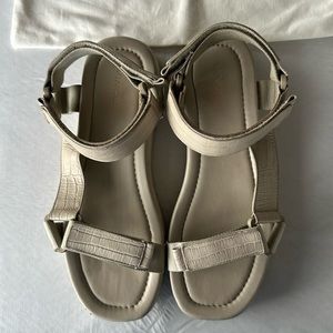 Vince tan embossed platform sandals size 8.5
